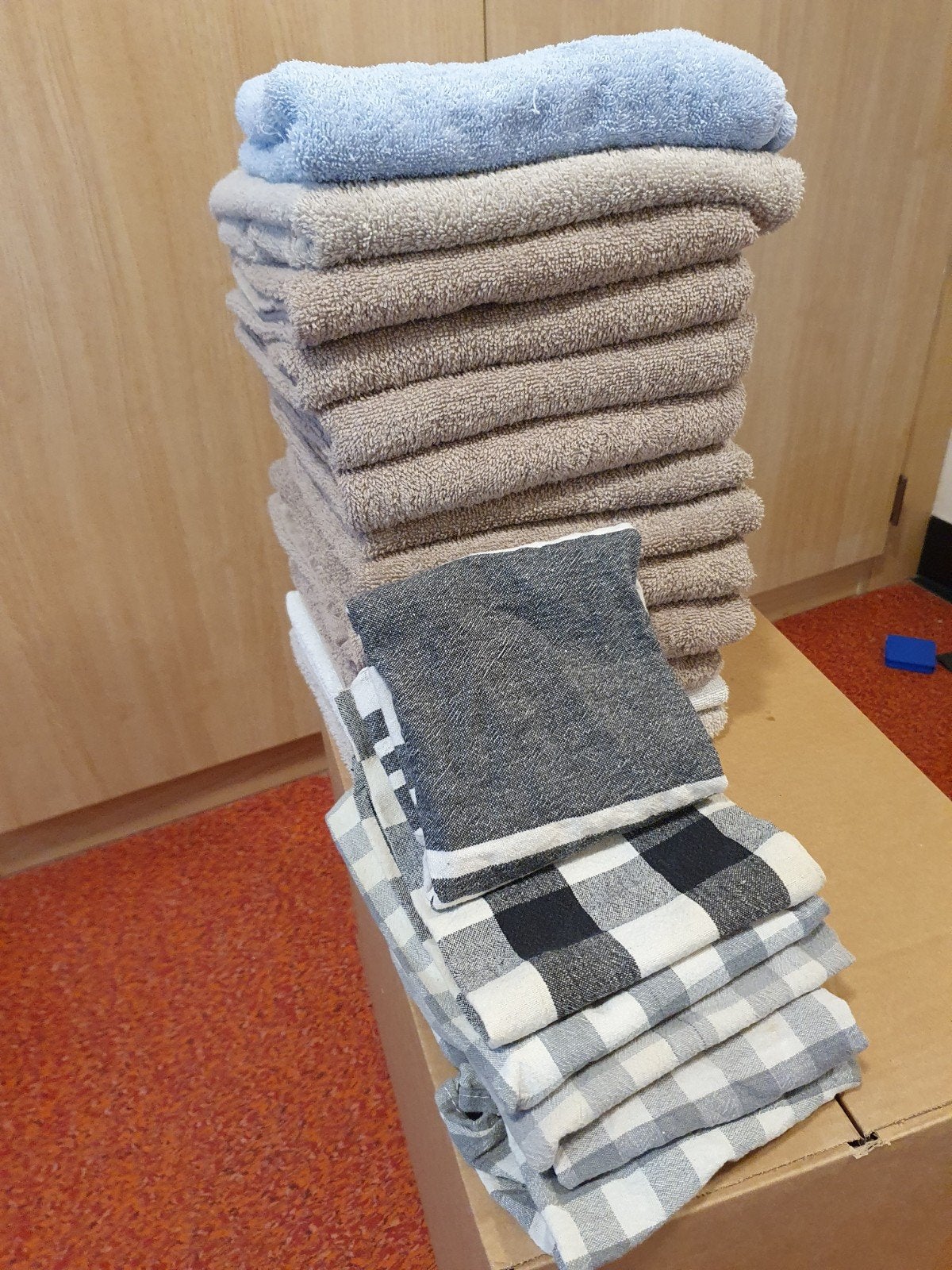handdoek 50cm bij 100 cm ,,13 stuks plus 6 theedoekjes., Ophalen, Zo goed als nieuw, Handdoek