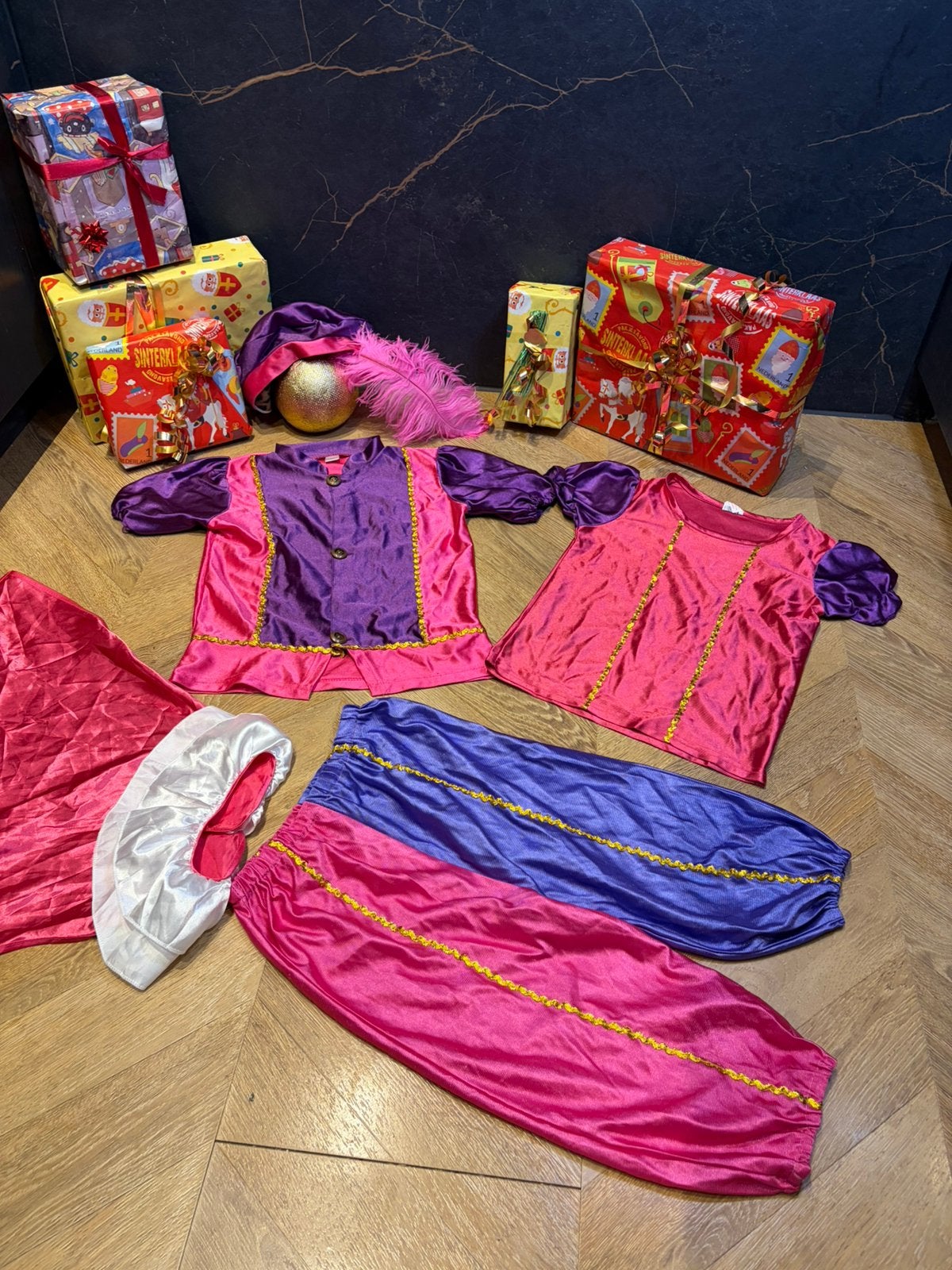 Pietenpak paars roze maat 116 set sinterklaas zwarte piet, Ophalen of Verzenden, Zo goed als nieuw