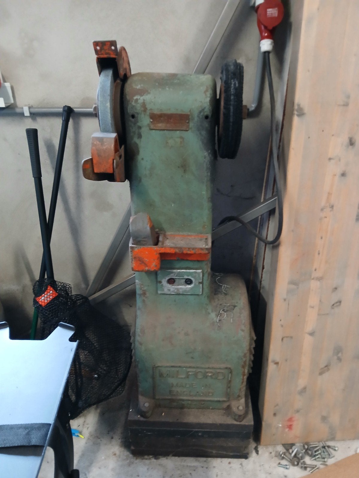 degelijke polijst en slijpsteen op krachtstroom. 16a, Ophalen, Gebruikt, 1000 watt of meer, Werkbankslijpmachine