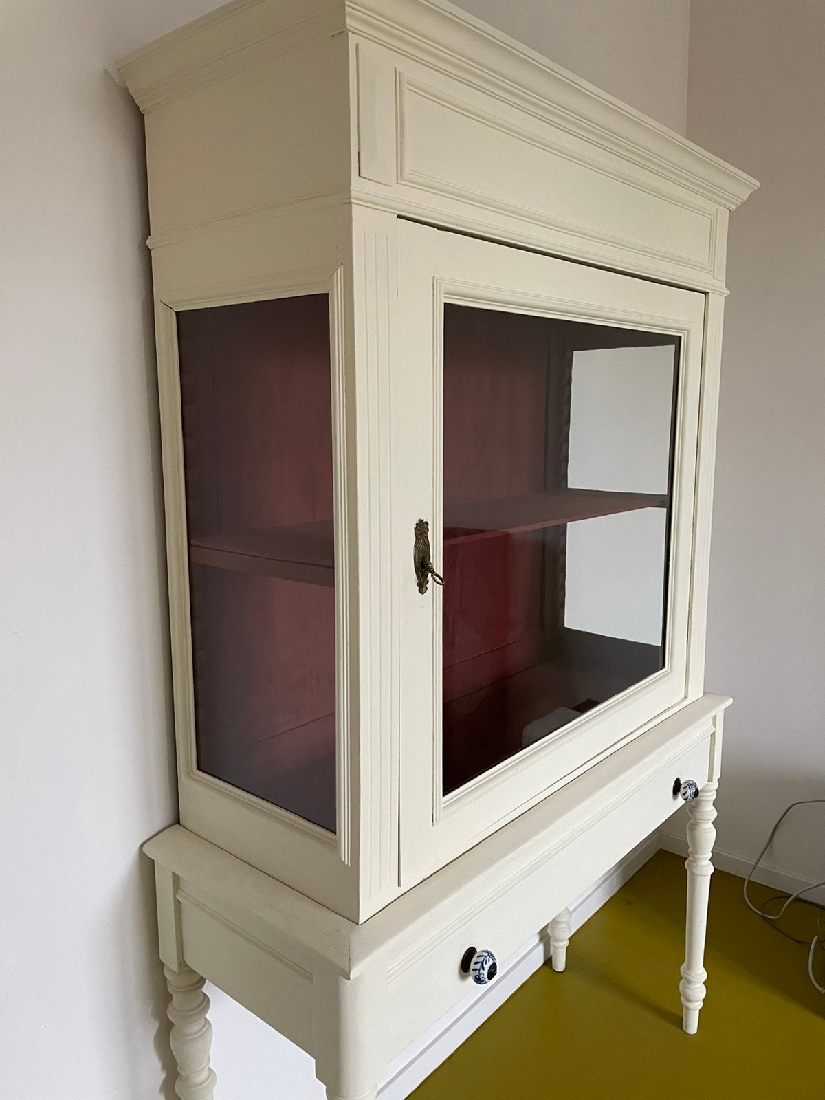 Vroeg 19e eeuw vitrinekast met oud glas., Ophalen
