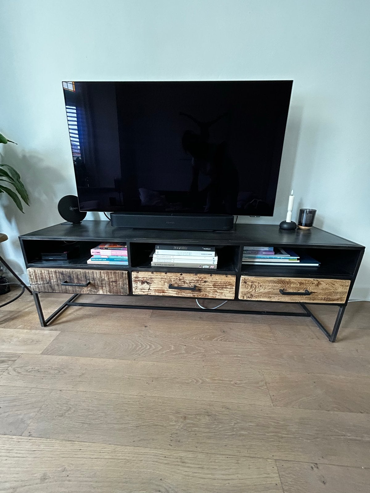 Stijlvol TV-meubel met 3 lades - Zwart metaal & hout, Ophalen, 150 tot 200 cm, Zo goed als nieuw, Minder dan 100 cm
