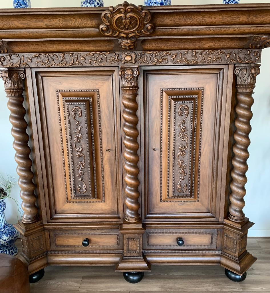 Te koop antieke kast met handsnijwerk, Antiek en Kunst, Ophalen