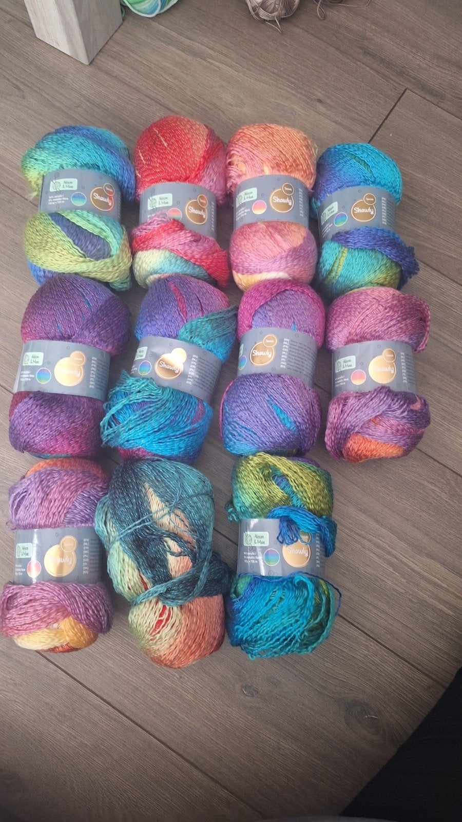 9 bollen en twee iets aangebroken., Ophalen of Verzenden, Nieuw, Breien of Haken, Wol of Garen
