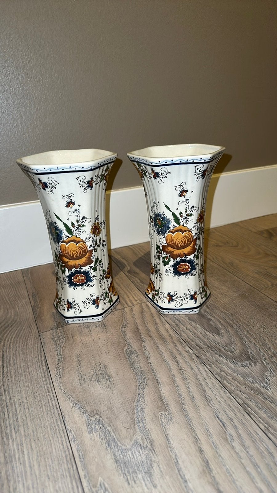 Set van 2 handgemaakte Delfts blauwe vazen van H.Bequet, Antiek en Kunst, Ophalen of Verzenden