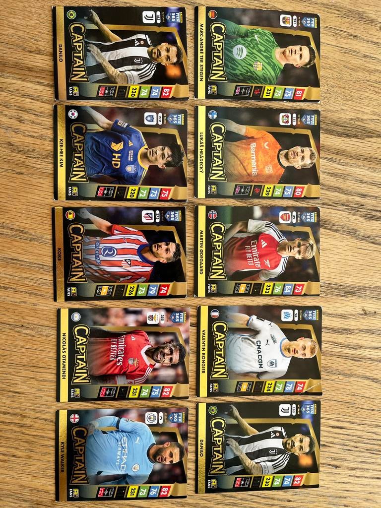 10 Panini FIFA 365 Adrenalyn Captain 2025 kaarten, Ophalen of Verzenden, Zo goed als nieuw, Buitenlandse clubs, Spelerskaart