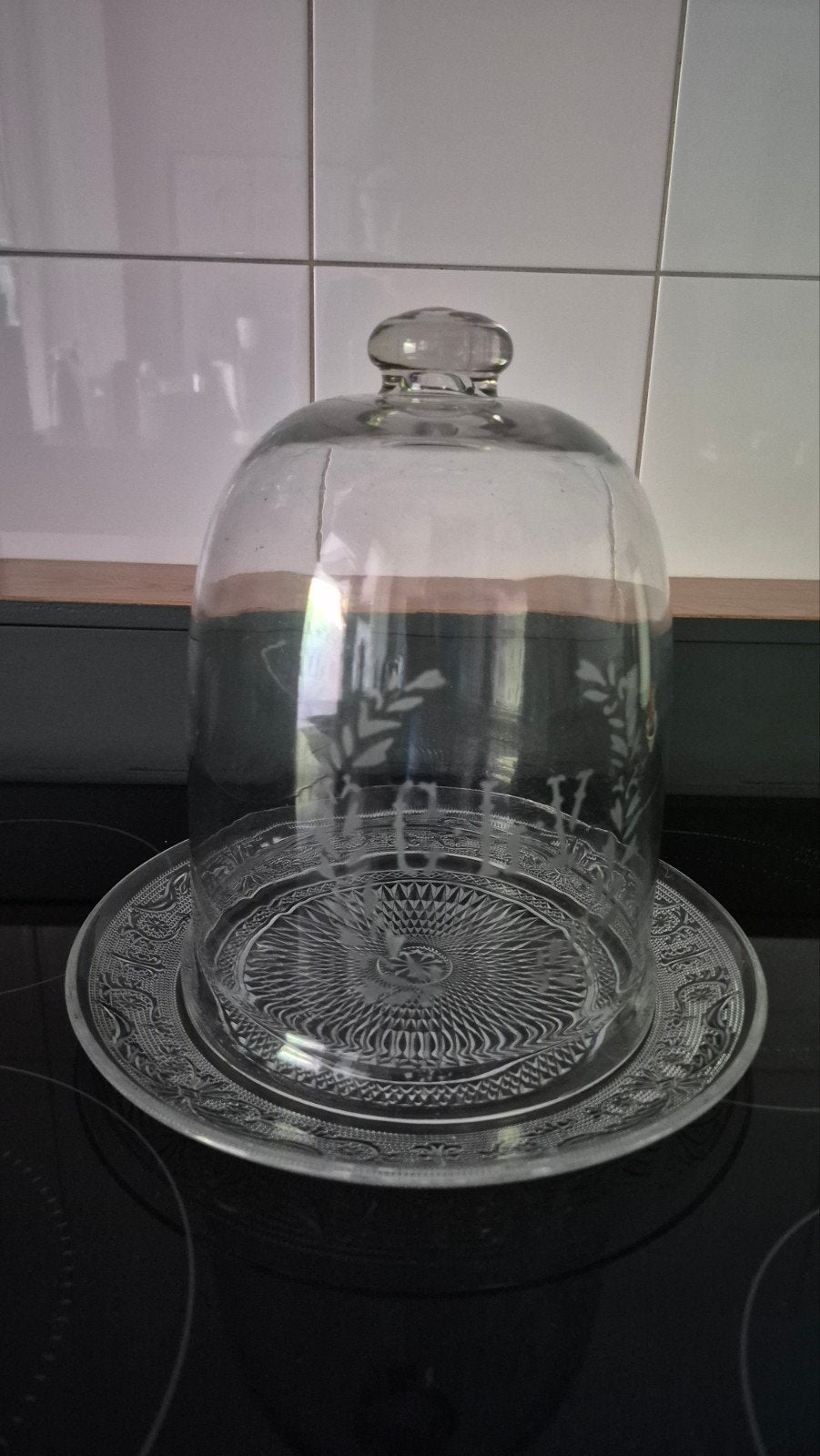 Glazen bord met stolp, Ophalen