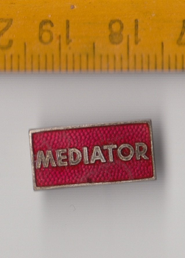 Mediator logo Radio embleem schildje Emaille A, Ophalen of Verzenden