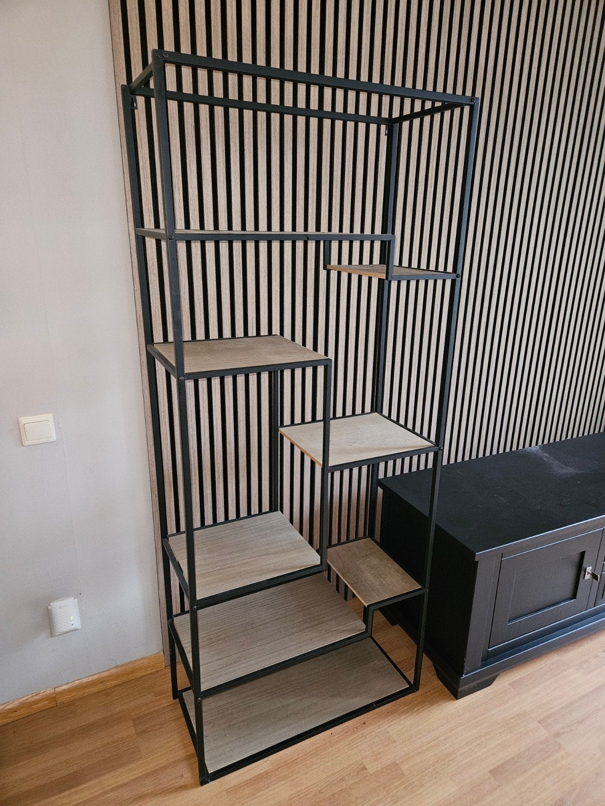 Open kast zwart met houten plankjes, Ophalen, Zo goed als nieuw, 25 tot 50 cm