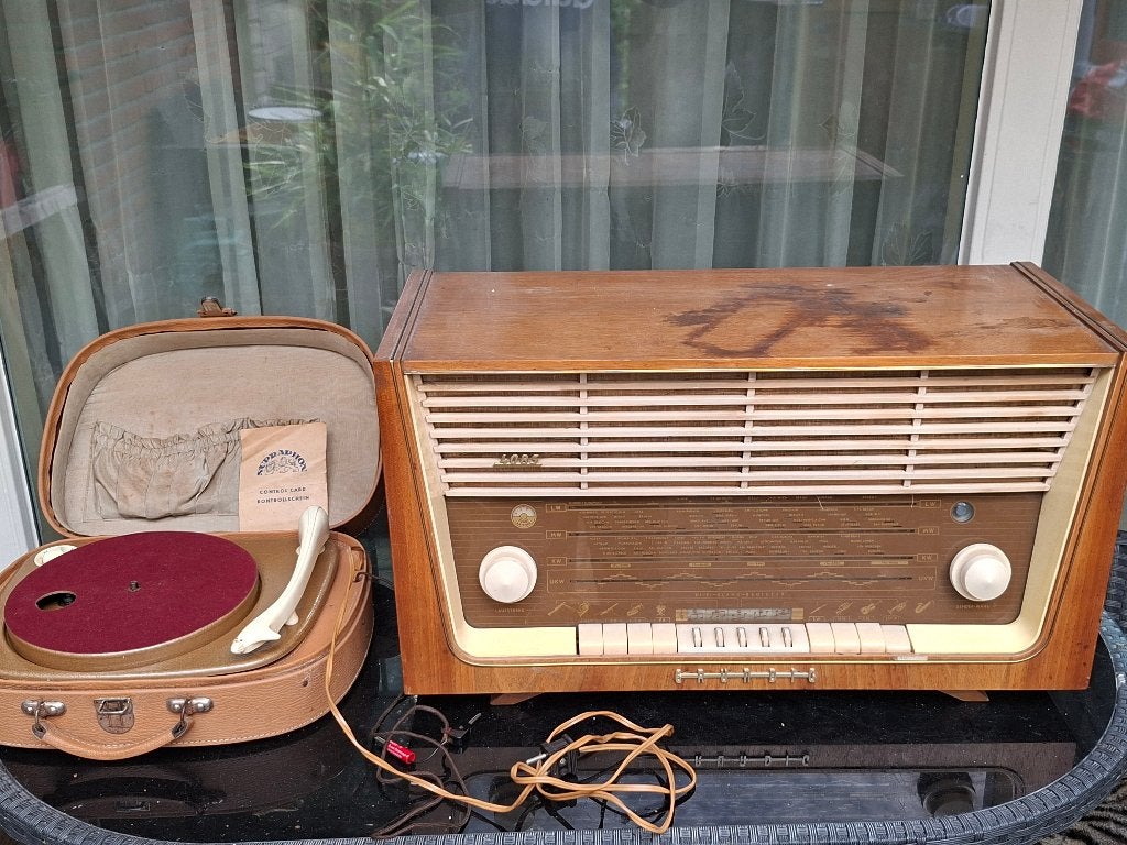 Oude radio met platenspeler., Ophalen, Gebruikt, Radio