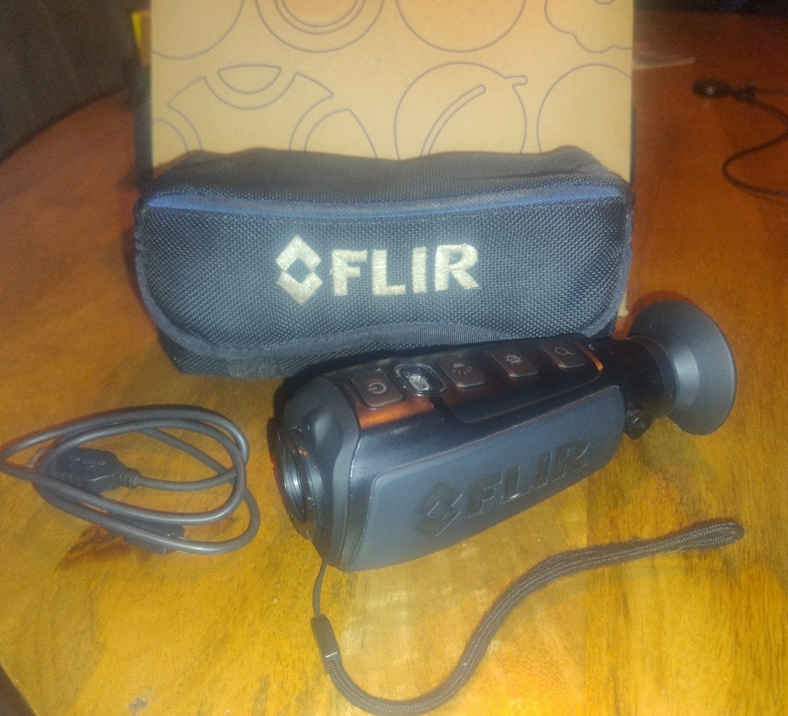 FLIR warmtebeeldkijker met hoes en kabel, Audio, Tv en Foto, Optische apparatuur | Verrekijkers, Gebruikt, Minder dan 8x, Ophalen of Verzenden