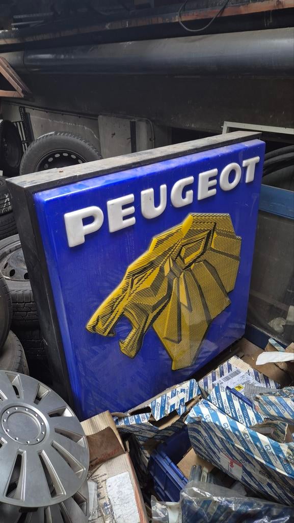 Bijzonder Peugeot uithangbord met oud 3D logo, Ophalen, Gebruikt