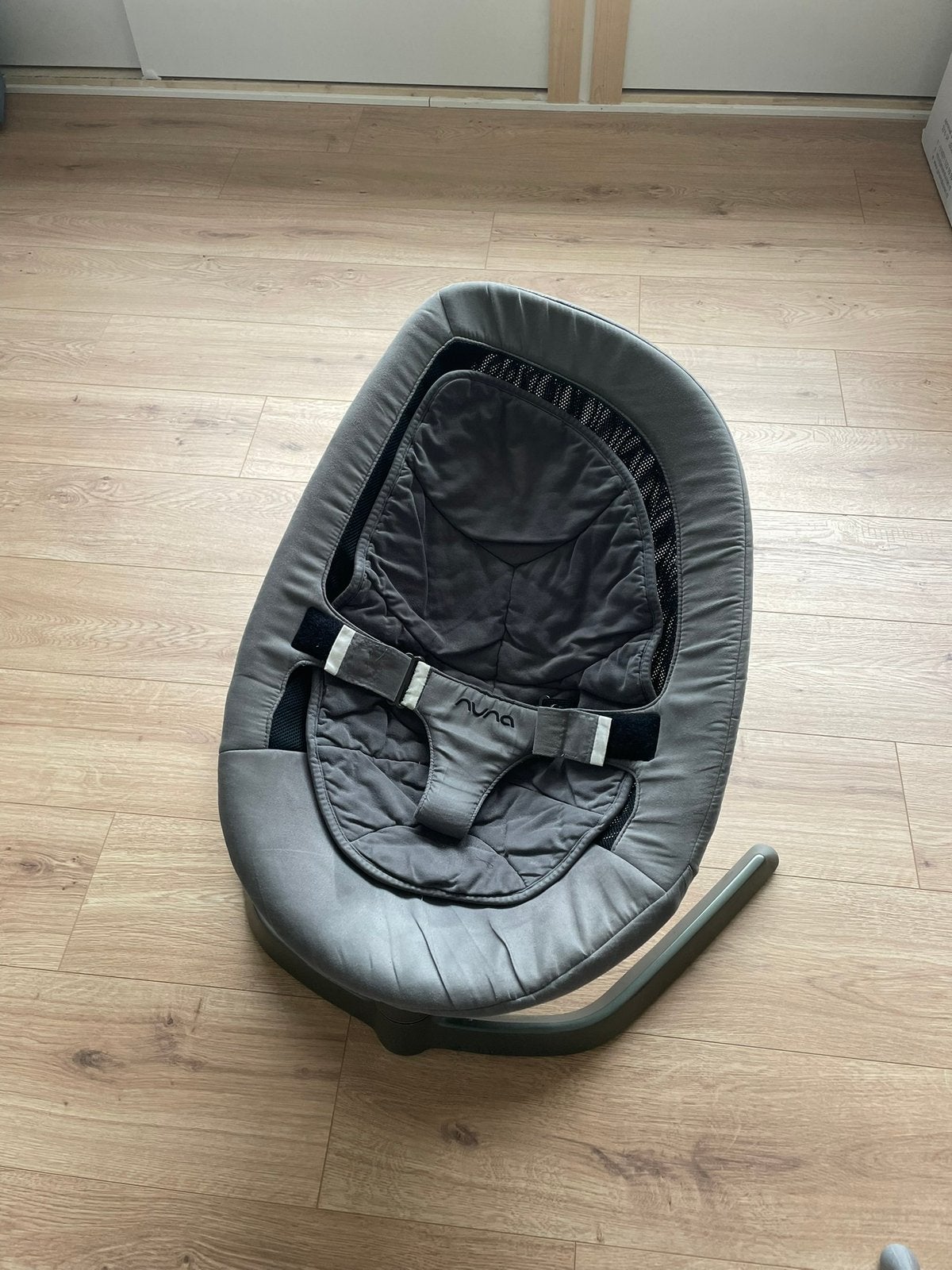 Nuna Leaf baby wipstoel grijs, Kinderen en Baby's, Wipstoeltjes, Gebruikt, Schommelstoel, Met gordel(s) of riempje(s), Ophalen