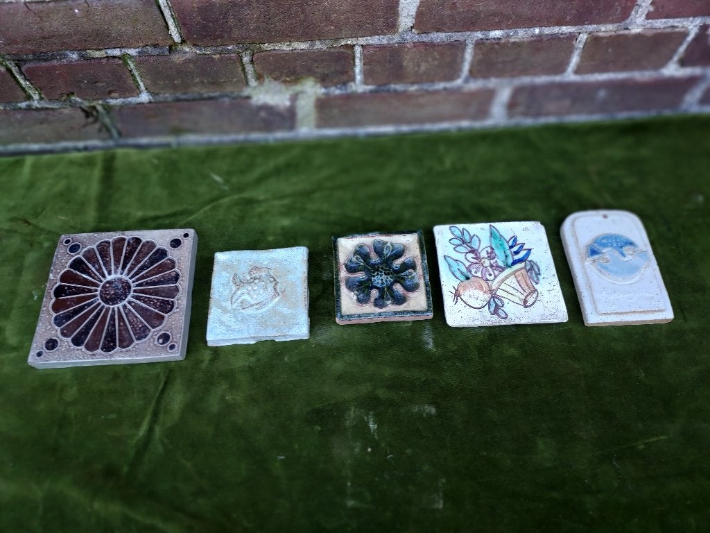 Serie van 5 keramische tegels met divers decor., Antiek en Kunst, Verzenden