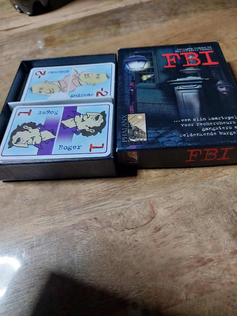 FBI Kaartspel - Wie vangt de meeste boeven?, Hobby en Vrije tijd, Gezelschapsspellen | Kaartspellen, Vijf spelers of meer, Ophalen of Verzenden