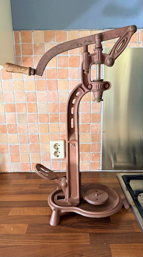 Vintage kurken machine, Ophalen