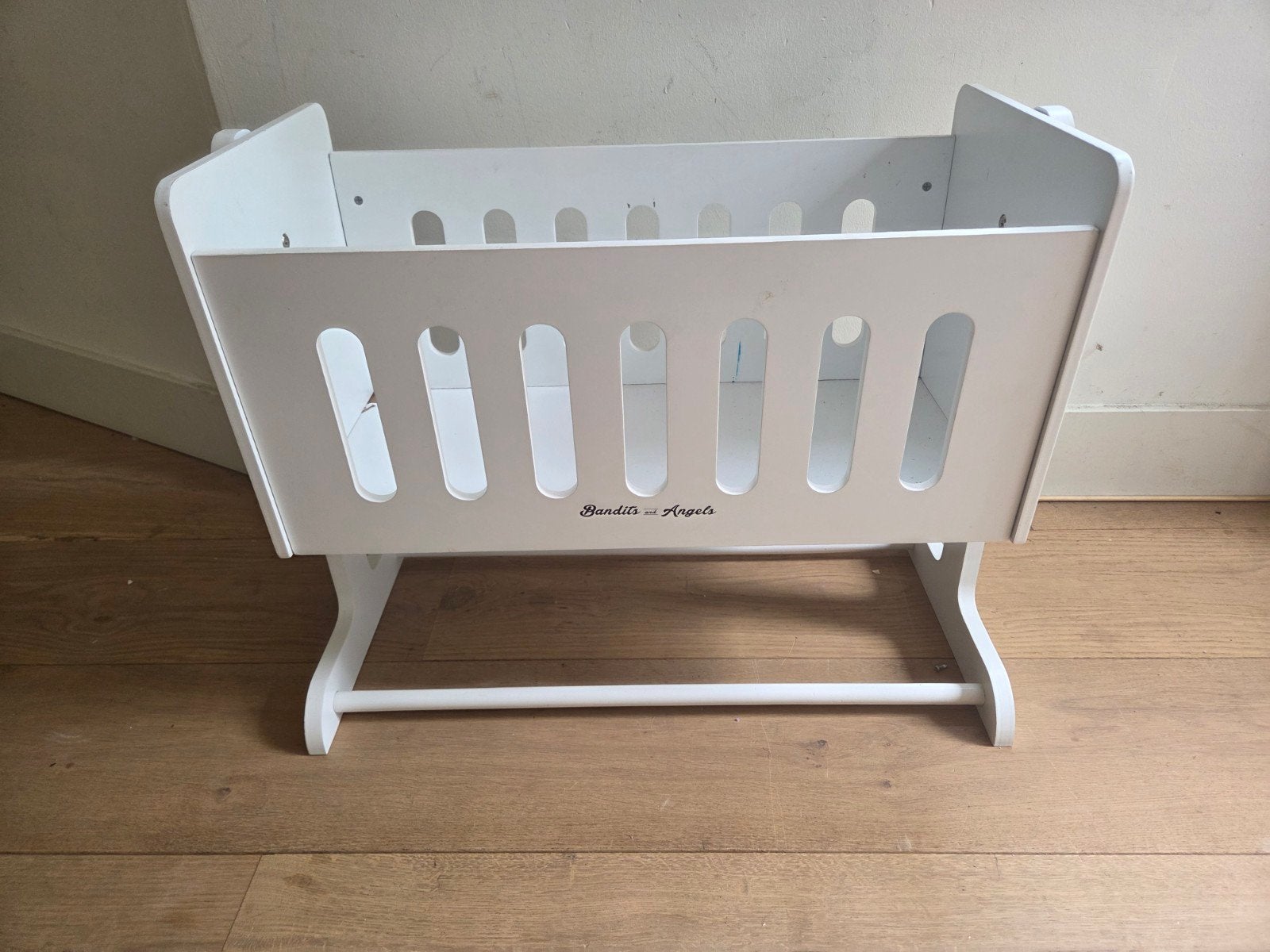 Wit houten poppenwiegje met schommelfunctie, Kinderen en Baby's, Speelgoed | Poppen, Ophalen