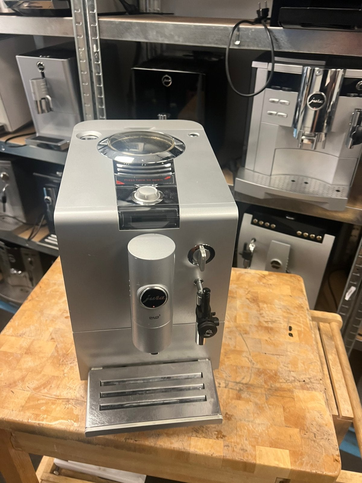 Jura ena 5, Info@jura.com, Kaffeeweltstrasse 10 	•	Postcode: 4626 Niederbuchsiten, 10 kopjes of meer, Koffiemachine