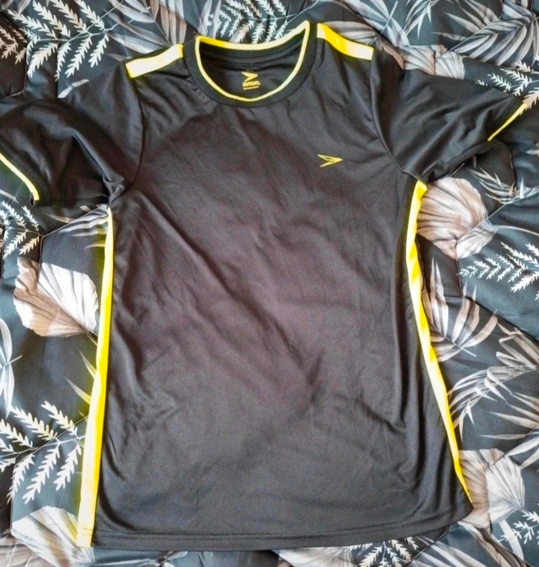 Zwart sportshirt met gele accenten - Maat 176, Ophalen, Jongen of Meisje, Sport- of Zwemkleding, Zo goed als nieuw