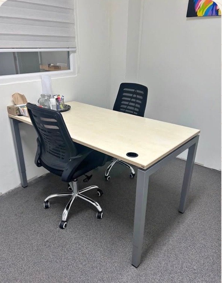 Gratis stevig bureau met KVM switch, Ophalen, Gebruikt, Spaanplaat of MDF, Computerbureau