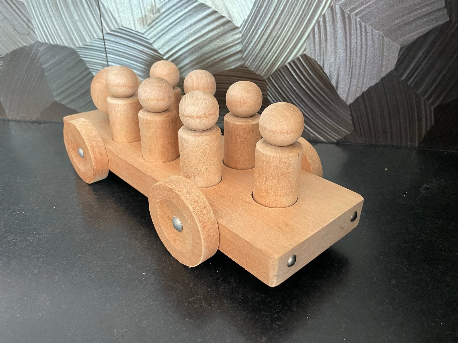 Jukka Houten speelgoedauto met poppetjes - Made in Finland, Ophalen of Verzenden, Zo goed als nieuw, Duw- of Trekspeelgoed