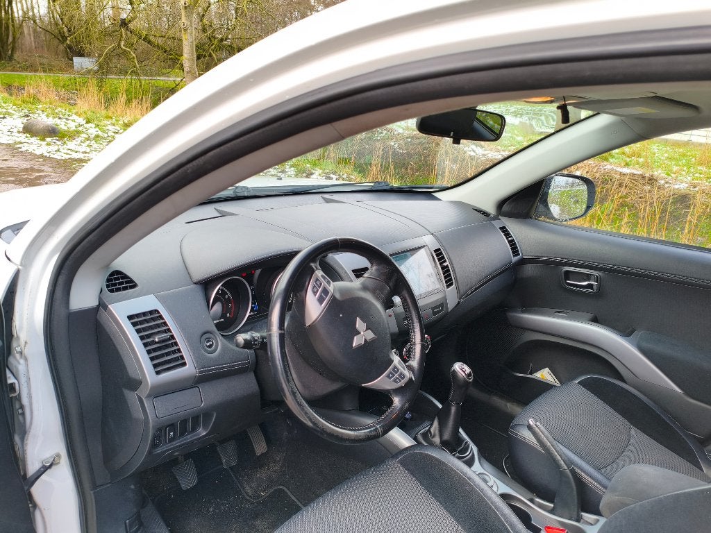 Foto 16 van Mitsubishi Outlander 2.4 125KW 4WD 2010 Wit