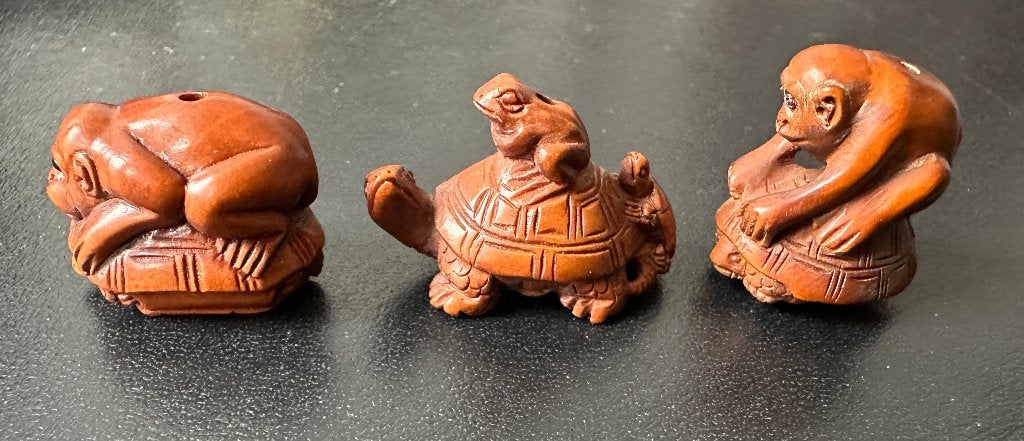 Ojimes in buxushout van schildpad met aap en kikker Japan, Antiek en Kunst, Bruin, 3 cm, Ophalen of Verzenden, Japan