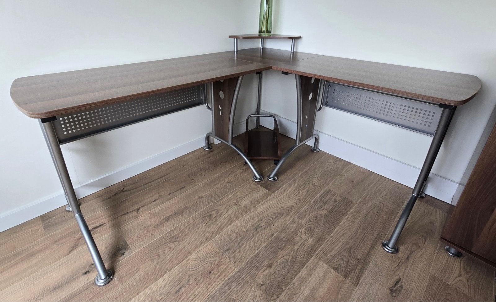 Mooi donker hoekbureau met metalen onderstel, Huis en Inrichting, Bureaus, Ophalen, Opbergruimte, Gebruikt, Hout