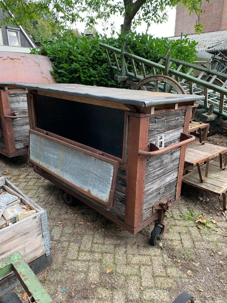 Oude Industriële Transportkar op Wielen, Ophalen