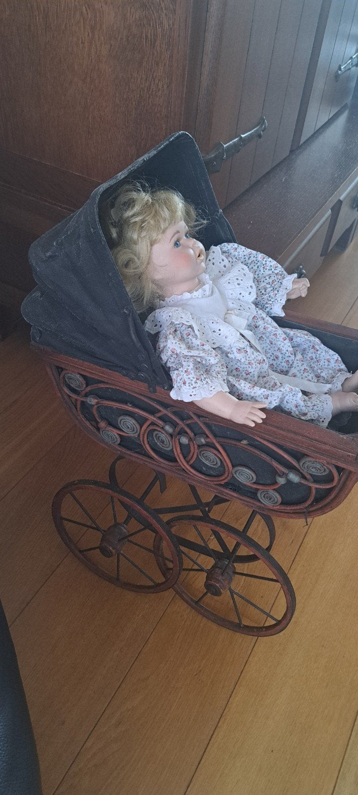 Kinderwagen met pop., Ophalen