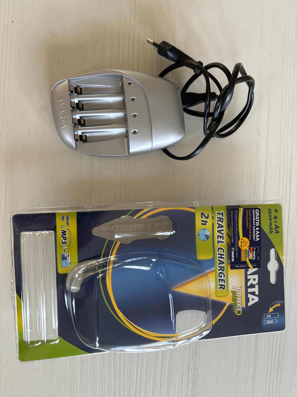 Varta Power Play Travel Charger Type 57078 met AA batterijen, Ophalen of Verzenden, Zo goed als nieuw