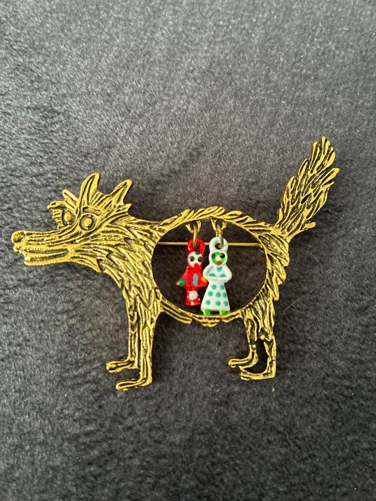 Unieke Broche Goudkleurige roodkapje en de boze wolf, Overige materialen, 4 tot 7 cm, Gebruikt, Ophalen of Verzenden