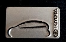 Toyota design pin zilverkleurig, Verzenden, Nieuw, Transport, Speldje of Pin