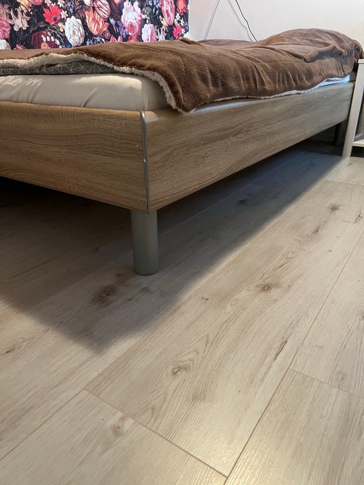 Stevig houten twijfelaar bed met matras en hoeslaken, Huis en Inrichting, Slaapkamer | Bedden, Ophalen, Gebruikt, Beige, Twijfelaar
