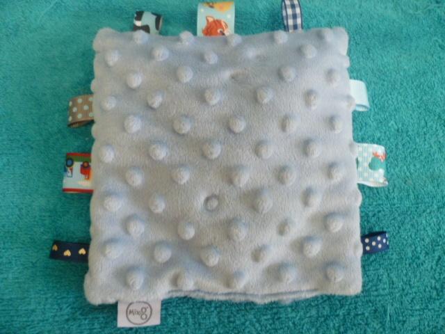 Licht blauw bolletjes velours label doekje rammeltje v Mix, Kinderen en Baby's, Speelgoed | Knuffels en Pluche, Zo goed als nieuw