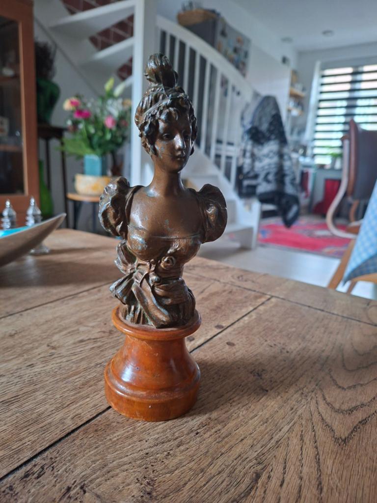 Antieke buste van een dame op houten sokkel, Minder dan 20 cm, Buste, Ophalen of Verzenden, Brons