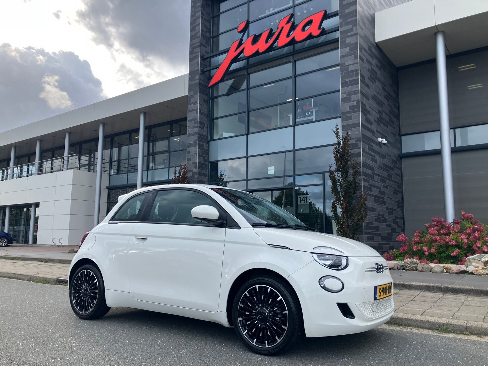 Fiat 500e 24kWh 95pk Aut 2023 Wit 10.400km! 1e eigenaar, Stof, Zwart, 43 €/maand, Wit
