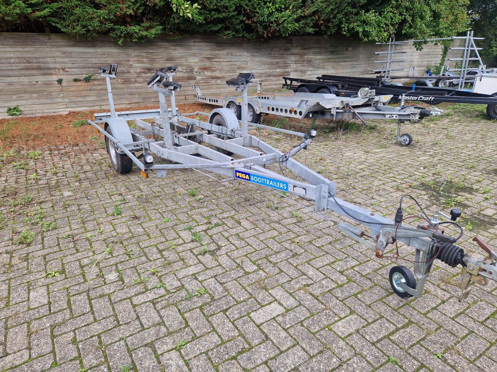 Pega kielboottrailer met gedeelde as en kenteken, Watersport en Boten, Minder dan 1500 kg, Gebruikt, Verstelbare verlichting, 6 tot 9 meter