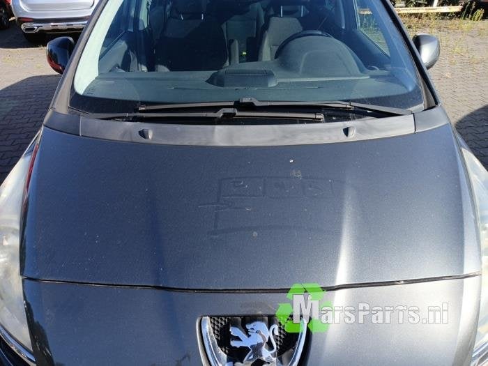 Motorkap van een Peugeot 5008 (FX)