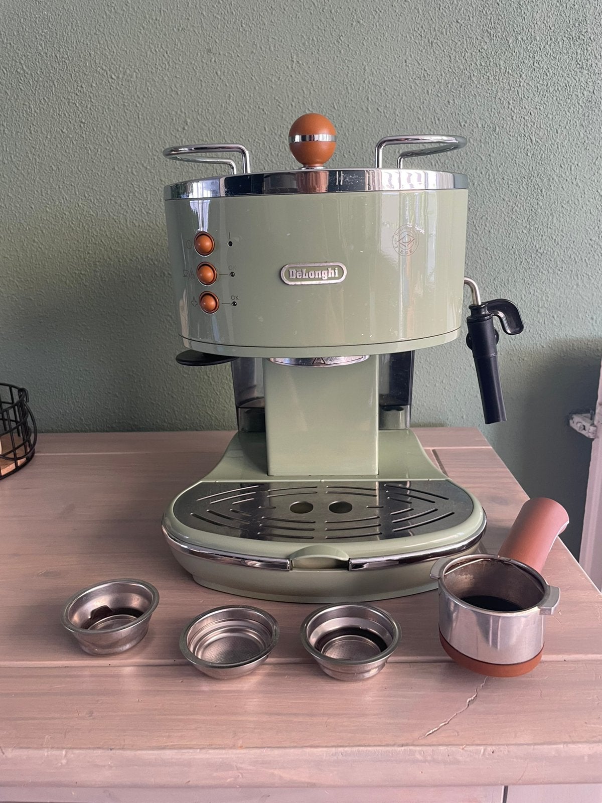 DeLonghi pistol koffiezetapparaat met melk opschuimen, Ophalen, 10 kopjes of meer, Koffiemachine, Gemalen koffie