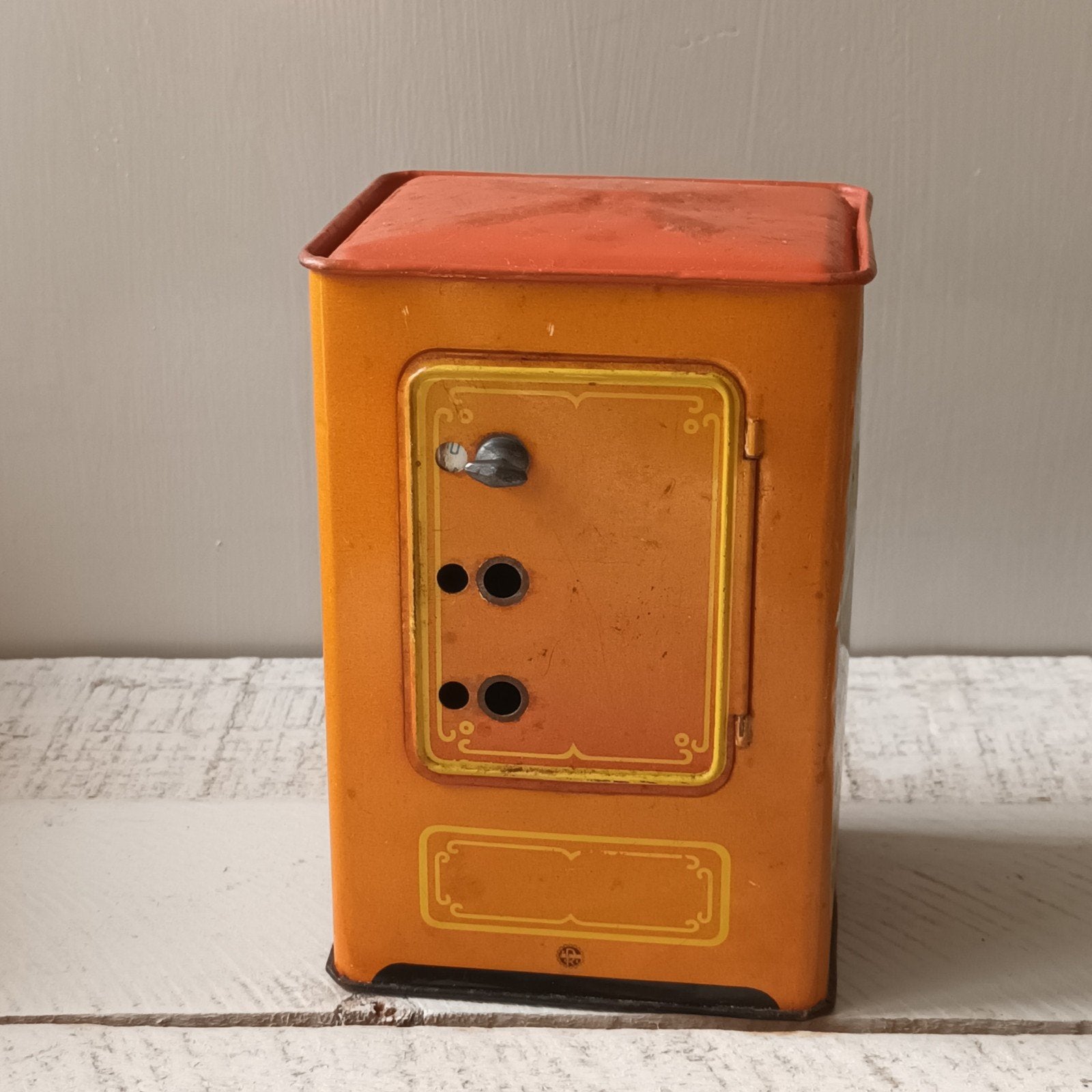 Vintage blikken spaarpot in de vorm van een kluis, Verzamelen, Spaarpotten, Ophalen of Verzenden, Gebruikt, Metaal of Blik, Overige thema's