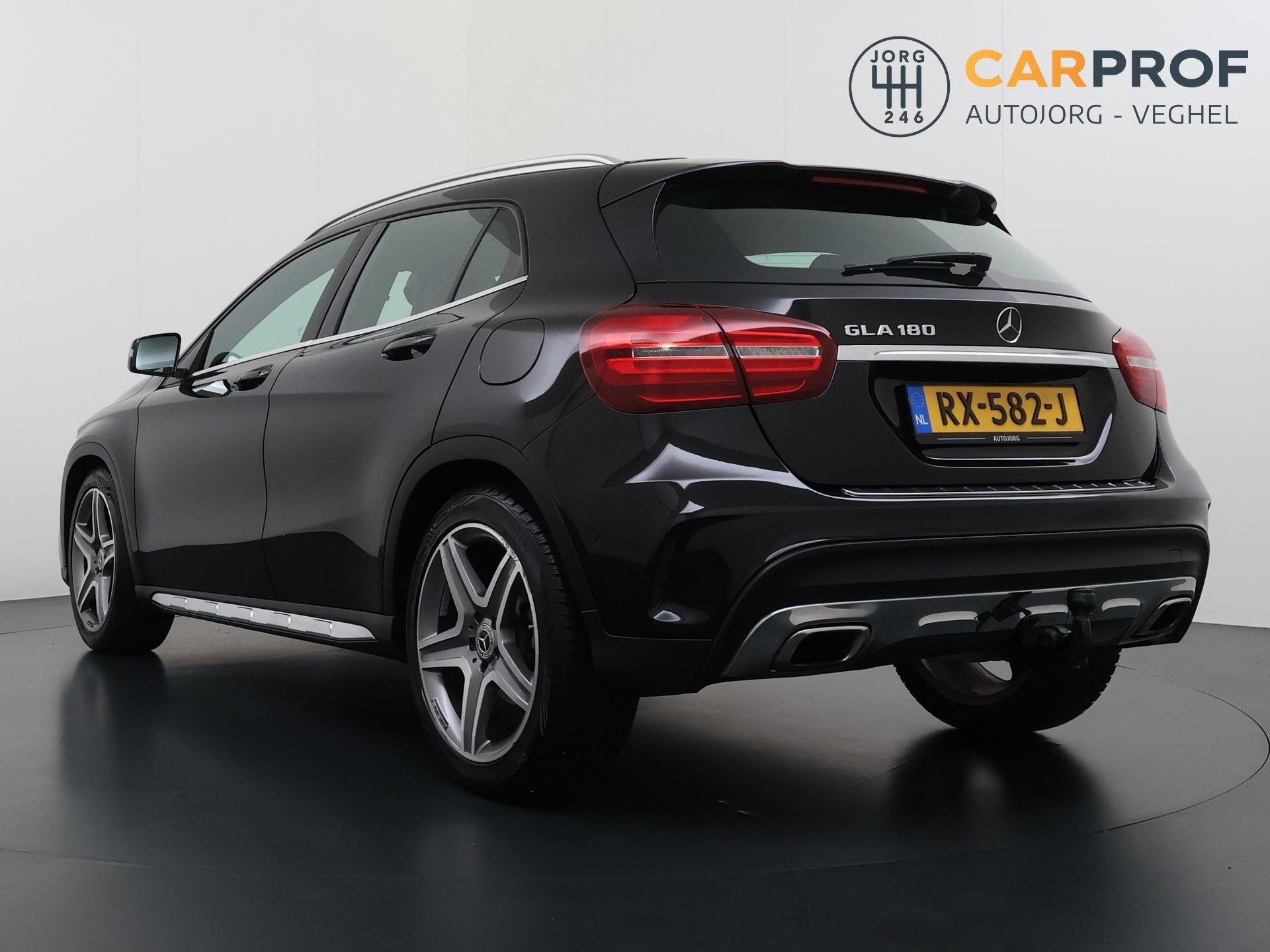 Mercedes-Benz GLA-klasse 180 Business Solution AMG Trekhaak, Gebruikt, 4 cilinders, 715 kg, Leder en Stof