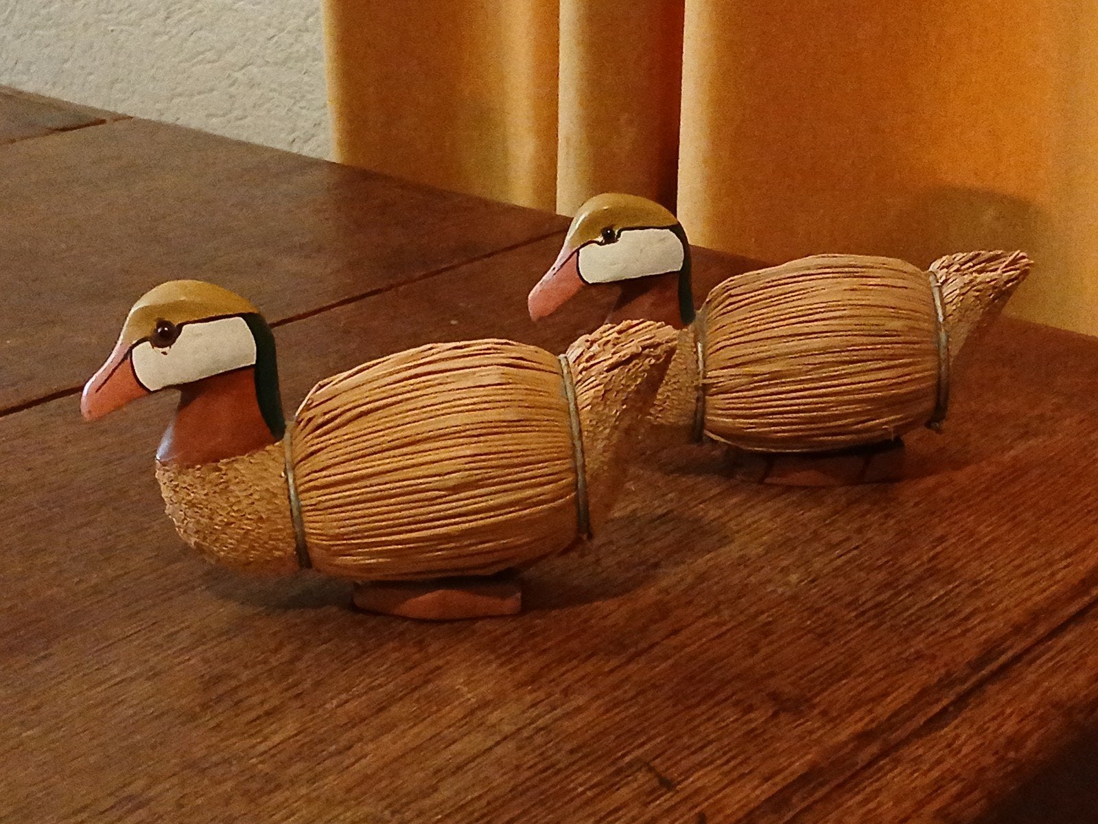 TWEE VINTAGE STROO/HOUTEN  EENDEN., Ophalen of Verzenden, Gebruikt, Boerderijdier, Beeldje of Figuurtje