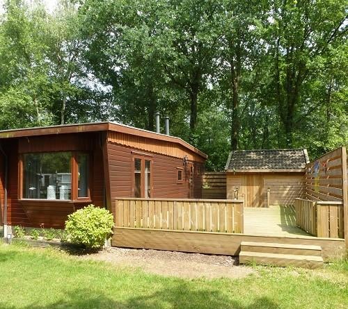 UNIEKE KANS !! Houten caravan/chalet, +/- 9 x 3,5 mtr., Ophalen