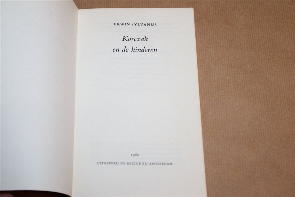 Korczak en de Kinderen — Toneelstuk Getto Warschau 1960, Ophalen of Verzenden, Gelezen
