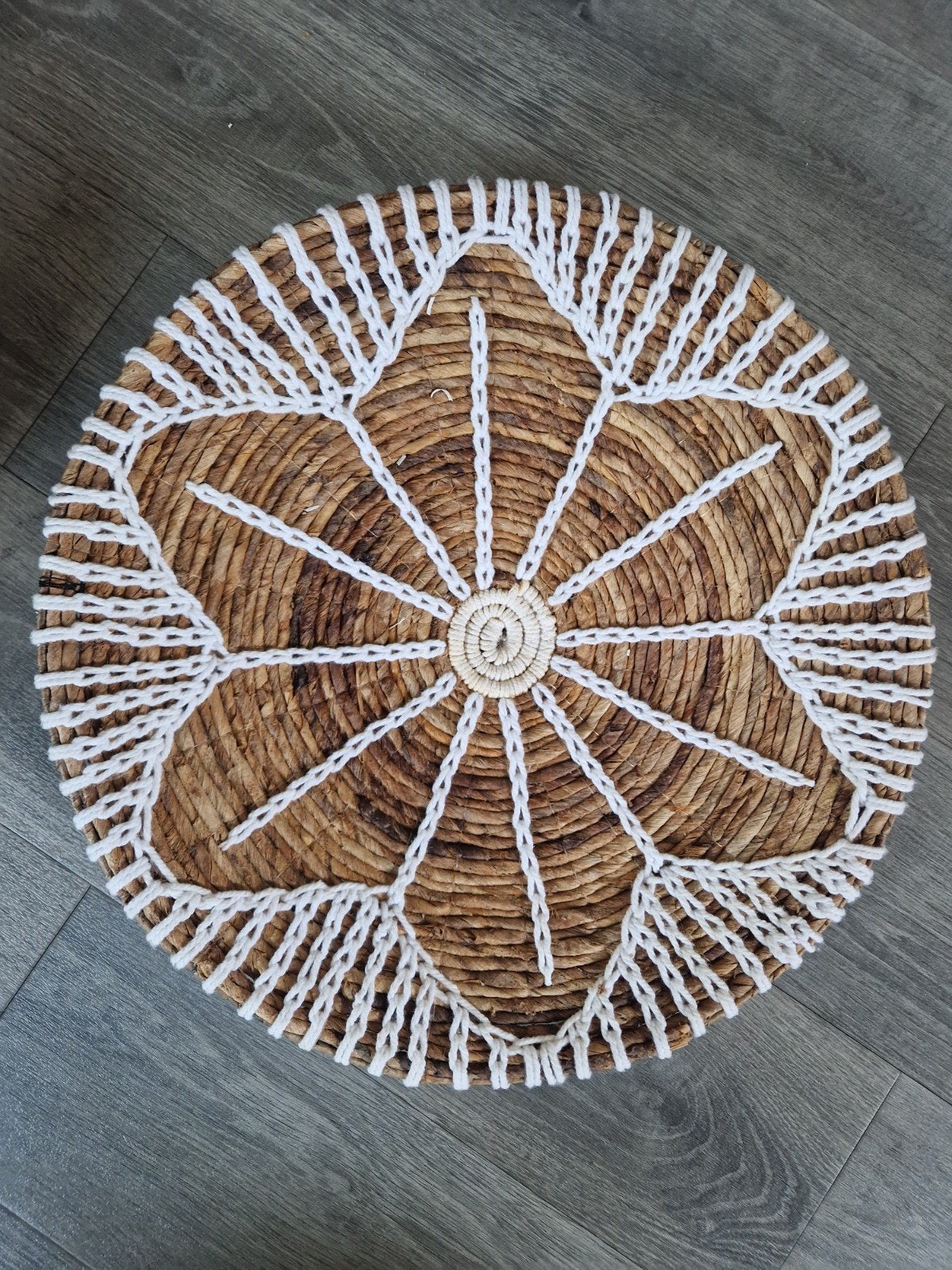 Decoratieve rieten schaal/mand met wit macramé patroon, Ophalen, Meerkleurig, Boho, Nieuw