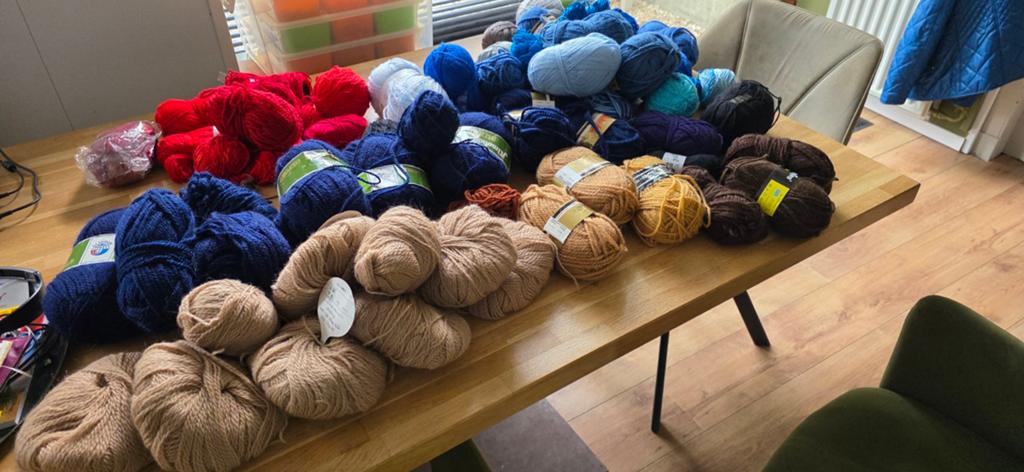Grote partij wol en garen in diverse kleuren, Hobby en Vrije tijd, Ophalen of Verzenden