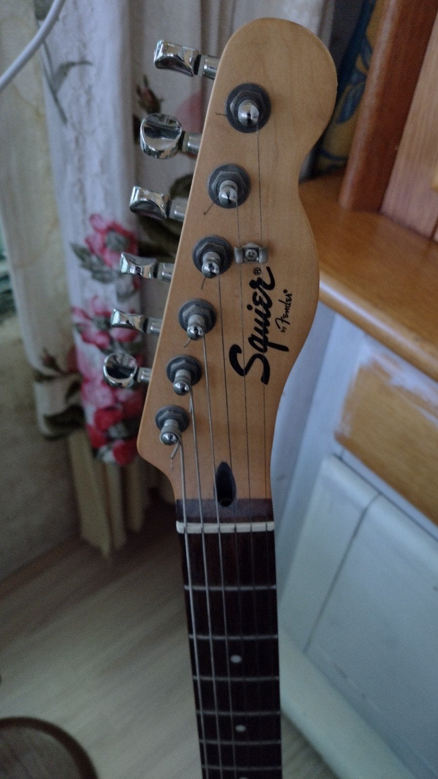 Gitaar electrisch donker bruin hout. Iets kleinere maat. Moo, Ophalen of Verzenden, Gebruikt, Solid body, Overige merken