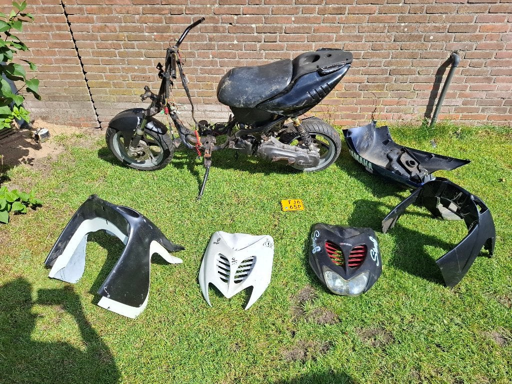 Yamaha Aerox 2takt schade 50cc Start en kenteken zonder wok, Fietsen en Brommers, Ophalen, Zo goed als nieuw, Tweetakt, Aerox