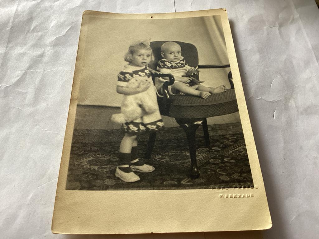 Vintage foto: Twee kinderen, Foto Prevoo Kerkrade (1945), Gebruikt, Foto, Ophalen of Verzenden, 1940 tot 1960