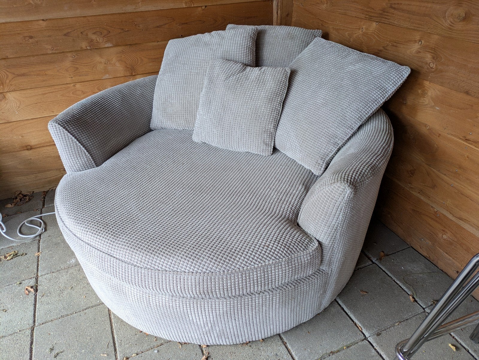 Urban Barn (Canada) Ronde fauteuil met 4 kussens, Huis en Inrichting, Ophalen, Modern, Comfortabel, Gebruikt, 125 tot 150 cm